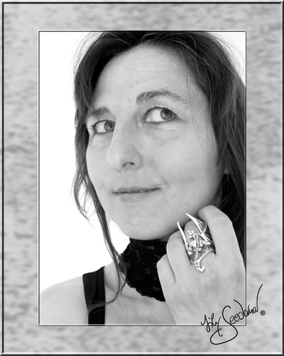 Lily Seedorna mit Ring 'Flederteufel'